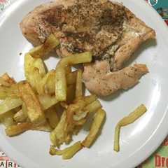 Una foto de Pechuga de pollo con papas fritas