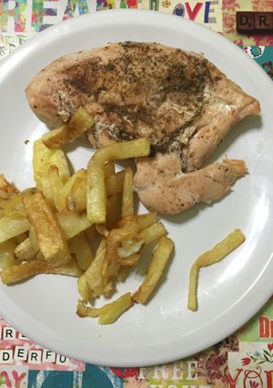 Una foto de Pechuga de pollo con papas fritas