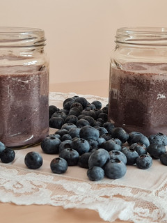 Una foto de Smoothie de arándanos y cacao a la pimienta y canela