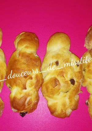 Une photo de Cougnous aux raisins secs et sucre perlé