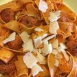 Pappardelle con albondiguillas y parmesano