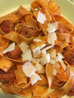 Una foto de Pappardelle con albondiguillas y parmesano