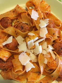 Una foto de Pappardelle con albondiguillas y parmesano