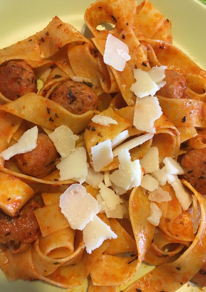 Una foto de Pappardelle con albondiguillas y parmesano