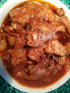 Una foto de Pollo con salsa de tomate