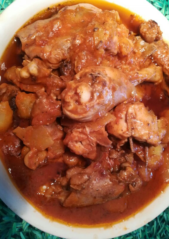 Una foto de Pollo con salsa de tomate