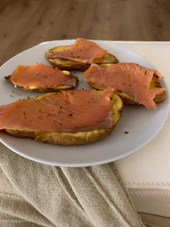 Una foto de Patatas con salmón ahumado