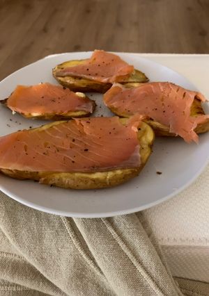Una foto de Patatas con salmón ahumado