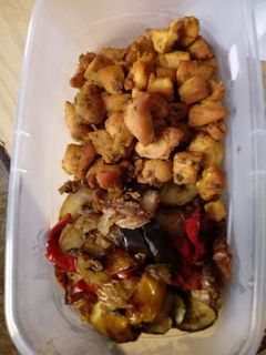 Una foto de Parrillada de verduras y tacos de pechuga especiadas