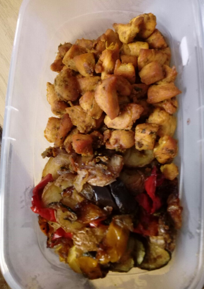 Una foto de Parrillada de verduras y tacos de pechuga especiadas