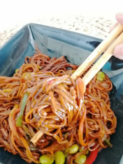 Una foto de Noodles con salsa de soja