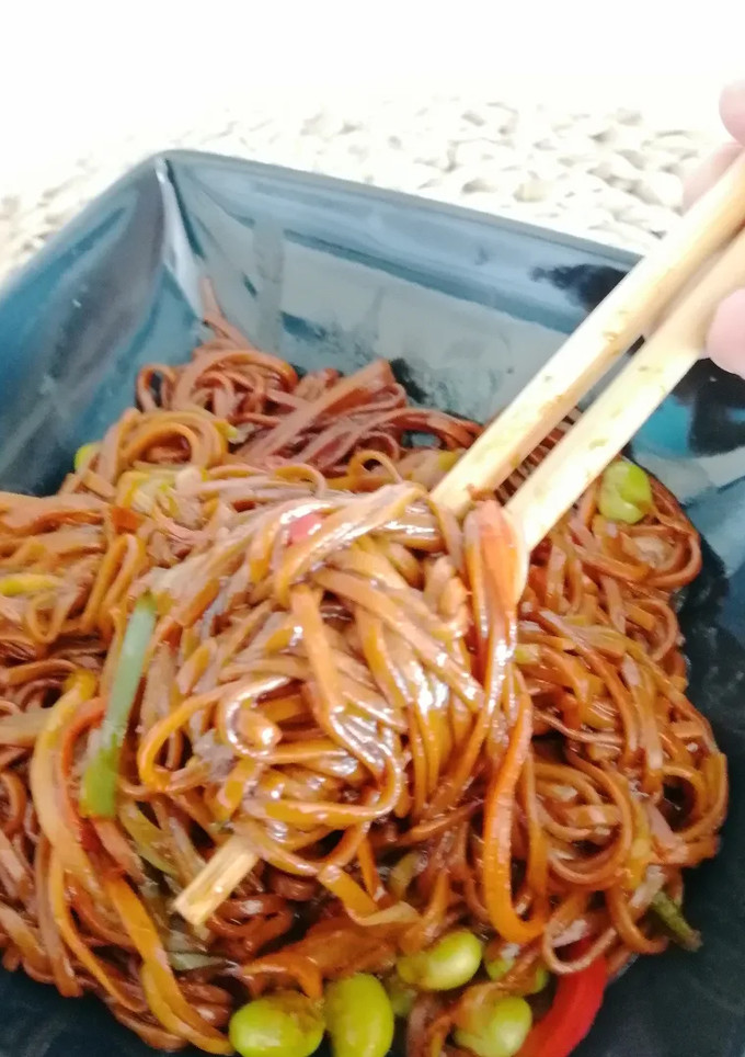 Una foto de Noodles con salsa de soja