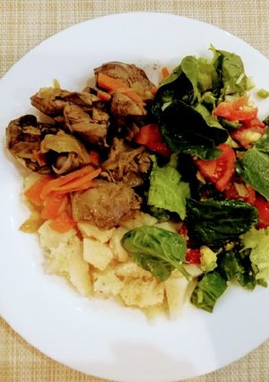 Фото Тушеная печень с кус-кусом и овощным салатом.