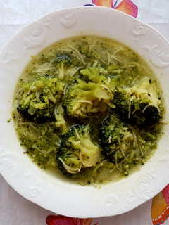 Una foto de Sopa de brócoli 🥦