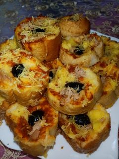 صورة لوصفة بيتزا بالخبز البايت 🥖🥖