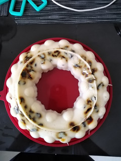 Una foto de Gelatina de leche con pasas