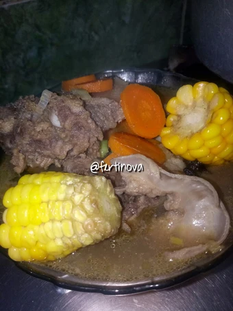 Langkah Gampang Menyiapkan Resep Sop tulang sapi campur jagung dan wortel Anti Ribet, Enak