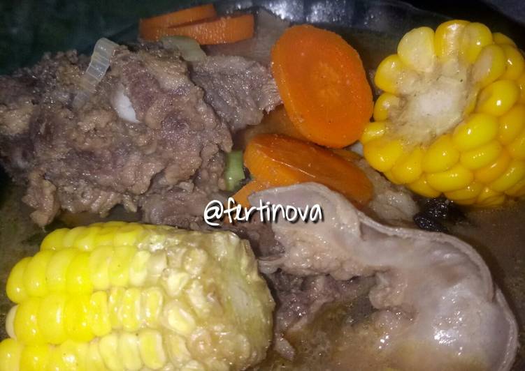 Sop tulang sapi campur jagung dan wortel