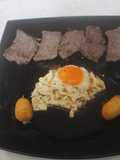 Ternera troceada con huevo y croquetas
