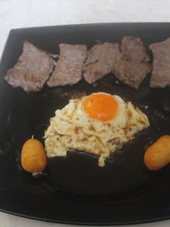 Una foto de Ternera troceada con huevo y croquetas