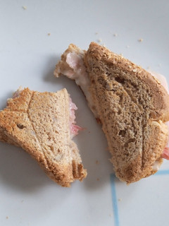 Una foto de Sándwich de pan de avena, Jamón York y Queso tranchete light