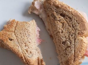 Foto principal de Sándwich de pan de avena, Jamón York y Queso tranchete light