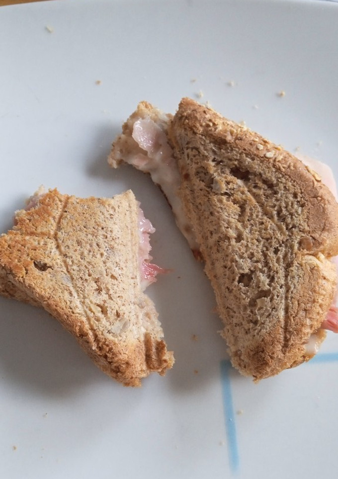 Una foto de Sándwich de pan de avena, Jamón York y Queso tranchete light