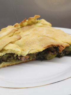 Foto di Focaccia ripiena di cicorie, salsiccia e mozzarella