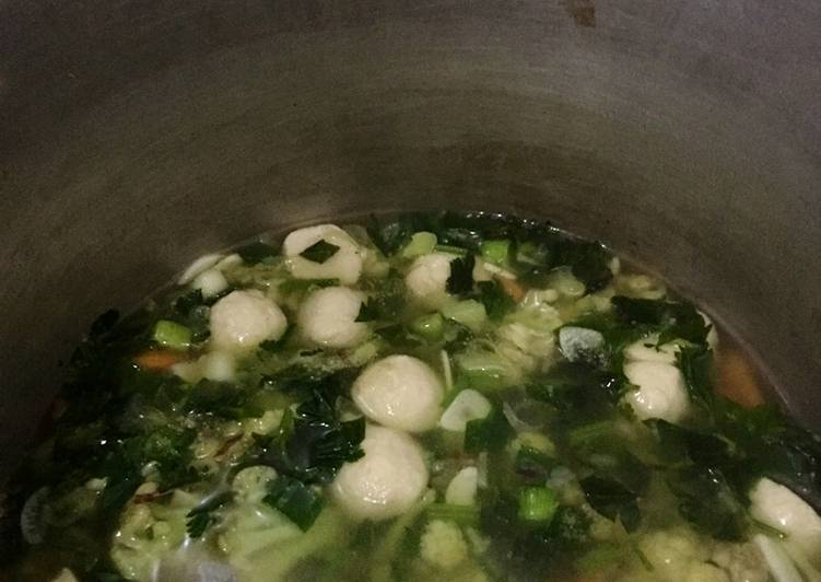 U. SAYUR SOP KEMBANG KOL DENGAN BAKSO AYAM 🥦🥕�?�