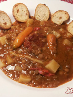 Una foto de Lentejas con mini verduras y tomates secos