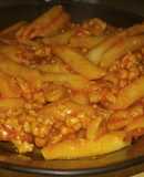 Macarrones con tomate y carne