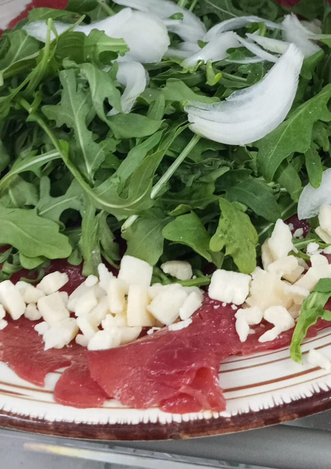 Una foto de Carpaccio de ternera 😋