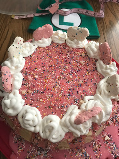 A picture of Frosted animal cracker cheesecake.