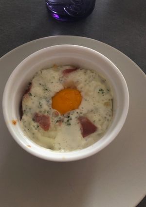 Une photo de Oeufs cocotte chèvre jambon cru