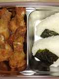 ข้าวกล่องข้าวปั้นไก่ทอด (Fried Chicken & Onigiri Lunch Box)