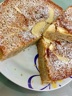 Una foto de Bizcocho de canela con manzana 🍎🍰