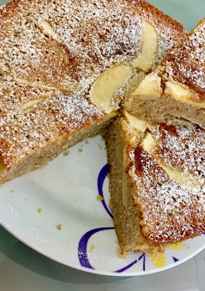 Una foto de Bizcocho de canela con manzana 🍎🍰