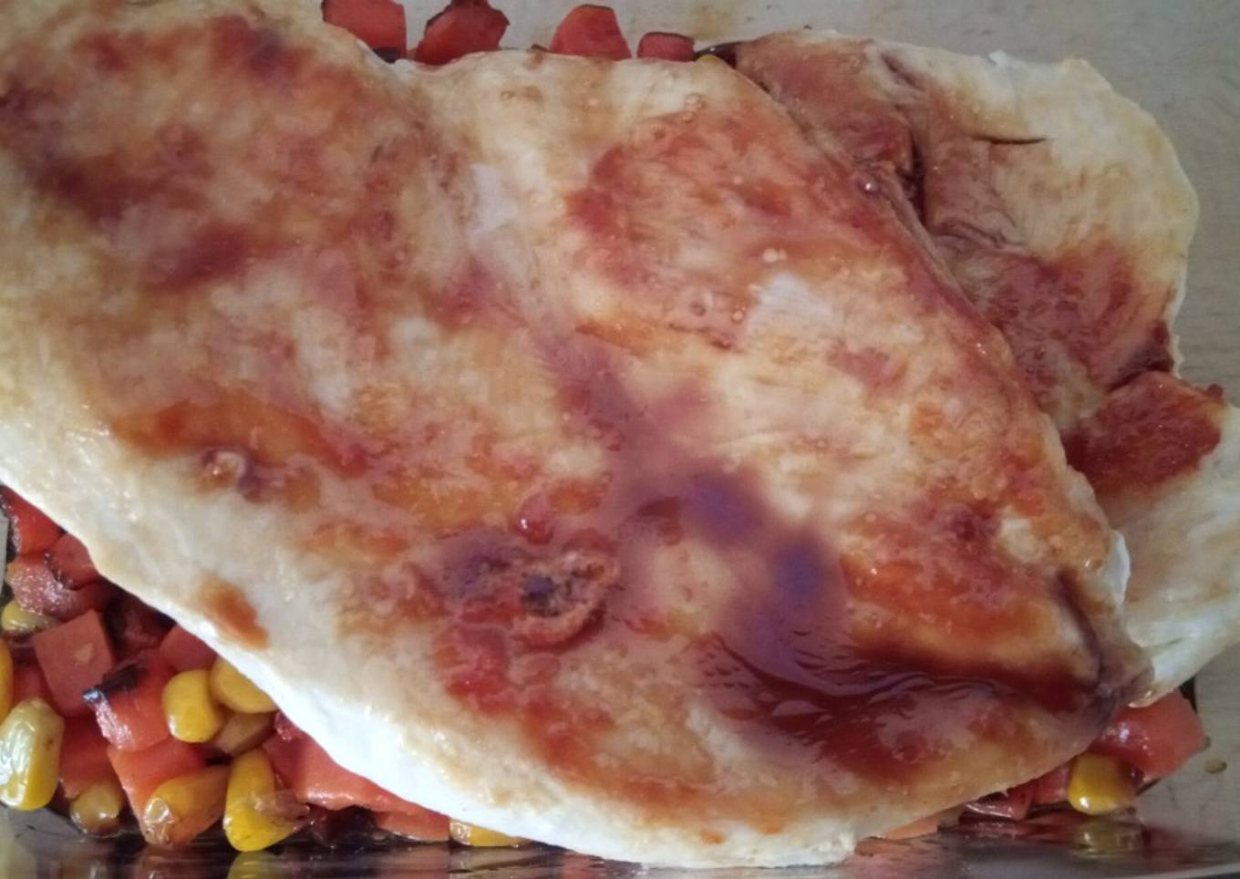 Pechugas de pollo con salsa de soja, miel y vinagre de arroz sobre zanahorias y maíz al wok