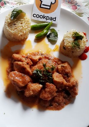 A picture of Butter chicken with garlic Rice.