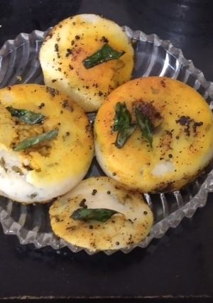 सूजी स्टफ्ड इडली (Suji stuffed idli recipe in hindi) रेसिपी मुख्य फोटो