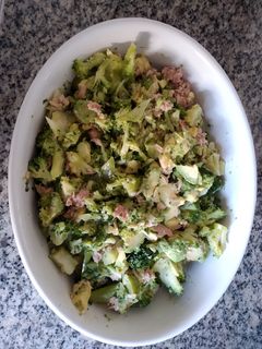 Una foto de Brócoli aliñado con atún y aguacate