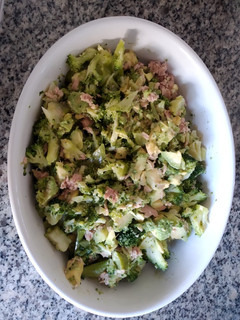 Una foto de Brócoli aliñado con atún y aguacate