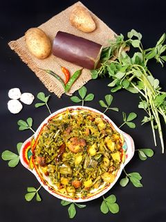 ডালের বড়ি, আলু, বেগুন দিয়ে মেথি শাকের ঘন্ট রেসিপির প্রধান ছবি
