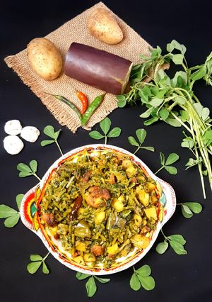 ডালের বড়ি, আলু, বেগুন দিয়ে মেথি শাকের ঘন্ট রেসিপির প্রধান ছবি