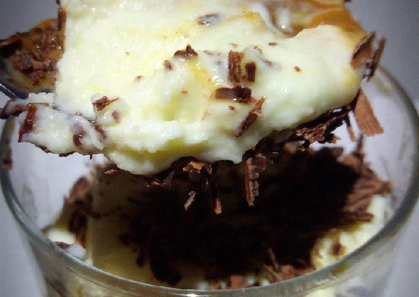 Vasito de plátano, dulce de leche, nata y virutas de chocolate