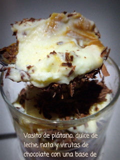 Una foto de Vasito de plátano, dulce de leche, nata y virutas de chocolate