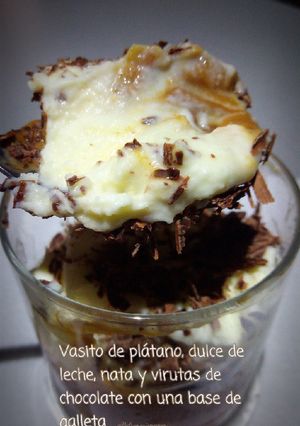 Foto principal de Vasito de plátano, dulce de leche, nata y virutas de chocolate