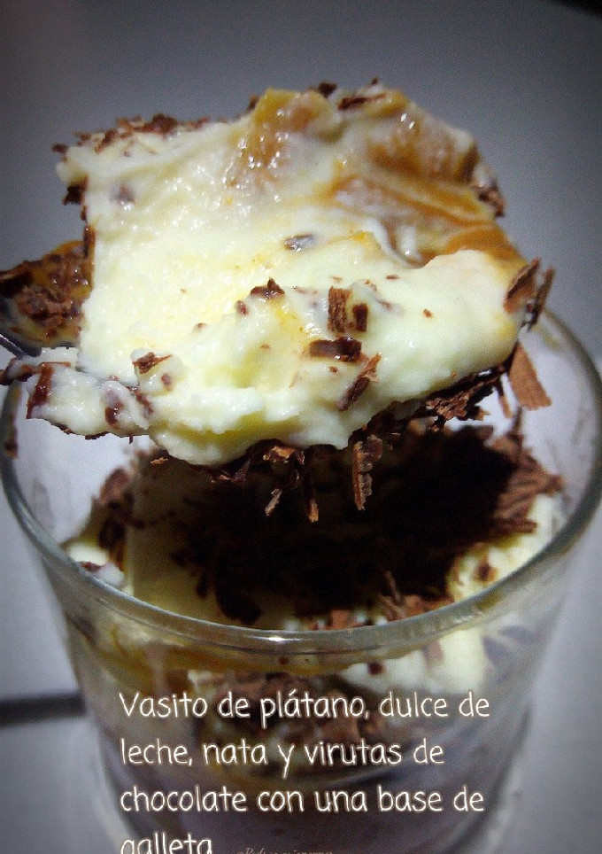 Una foto de Vasito de plátano, dulce de leche, nata y virutas de chocolate