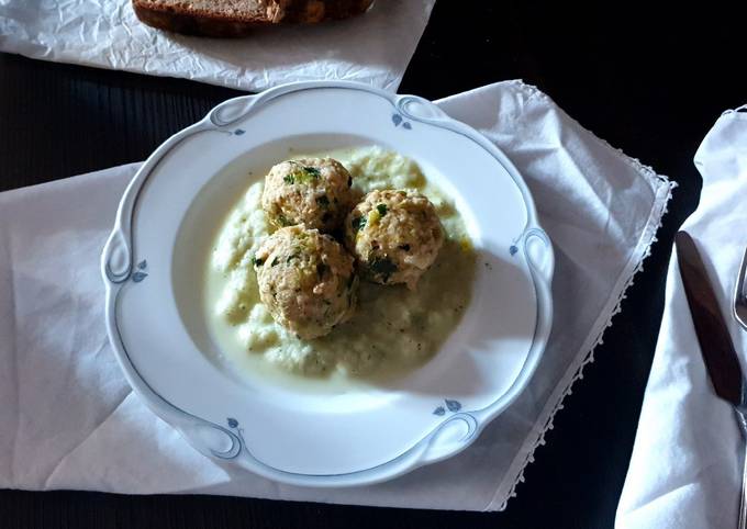 Guida passo passo a Fai  Fatto in casa Canederli con fave e vellutata di porri vegan