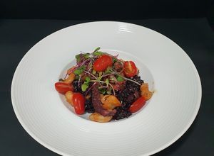 Foto de Polvo com arroz negro e camarão
